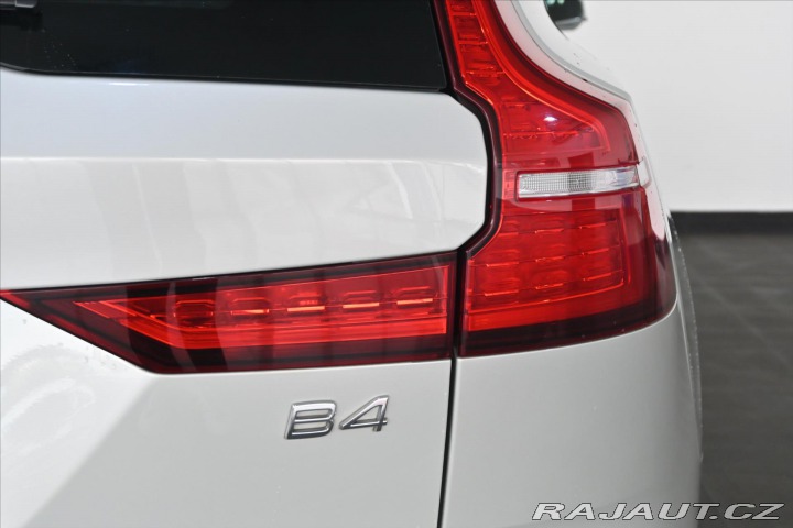 Volvo V60 2,0 B4 MHEV 145 kW AT8 Mo 2022