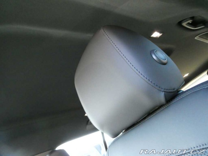 Land Rover Defender 110 3,0 X-Dynamic SE D200 2025