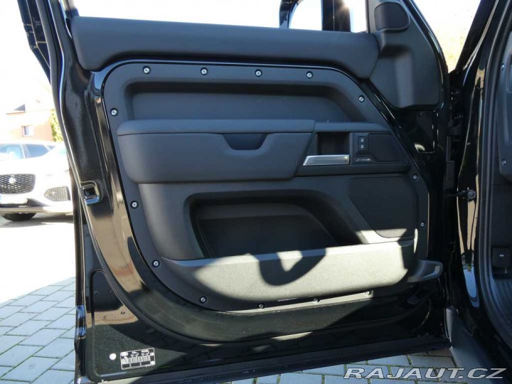 Land Rover Defender 110 3,0 X-Dynamic SE D200 2026