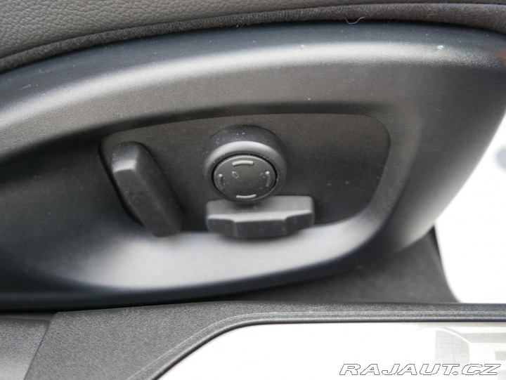 Jaguar XE 2,0 D 180 R-Sport REZERVA 2016