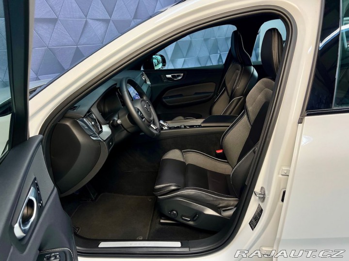 Volvo XC60 B4 AWD, KEYLESS, ACC 2024