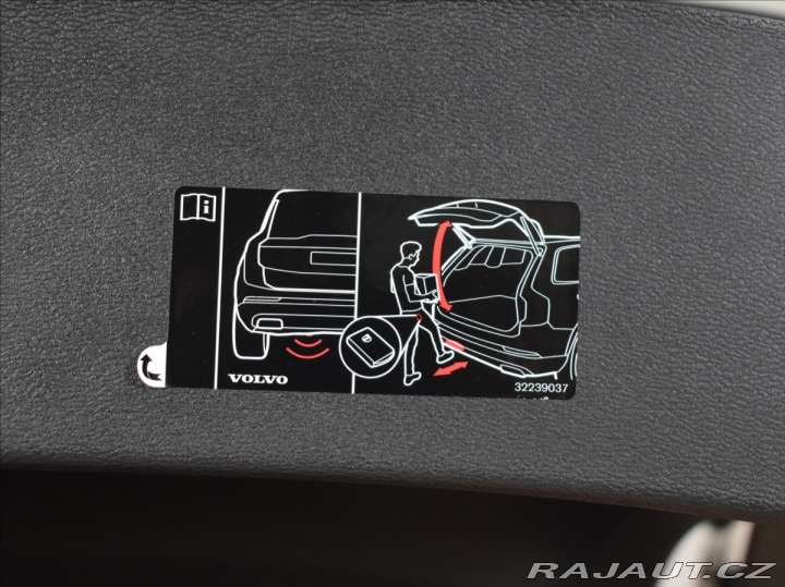 Volvo XC40 2,0 B4 AWD R-design BLIS 2021