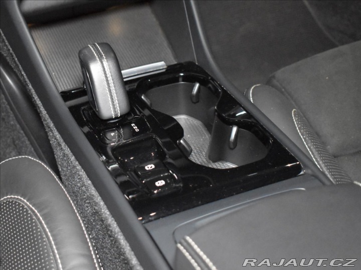 Volvo XC40 2,0 B4 AWD R-design BLIS 2021