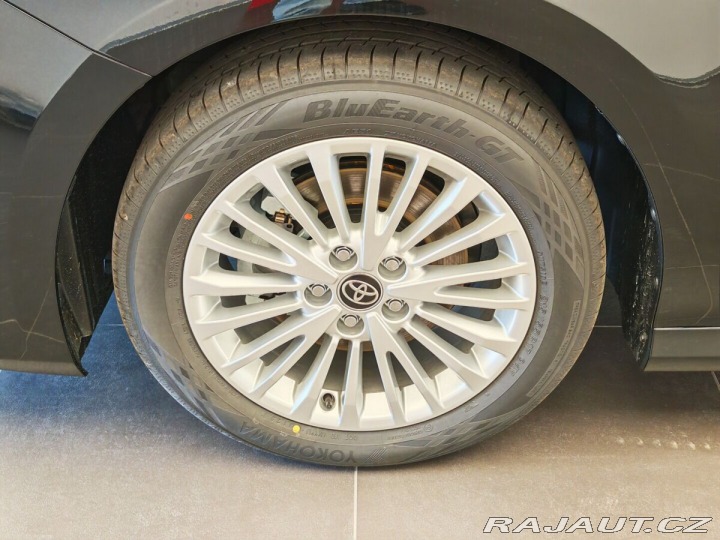 Toyota Camry 2,5 Hybrid CVT Comfort 1800