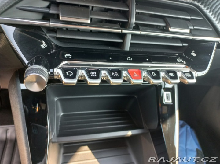 Peugeot 2008 1,2 STYLE Hybrid 145 e-DC 2025