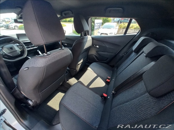 Peugeot 2008 1,2 STYLE Hybrid 145 e-DC 2025