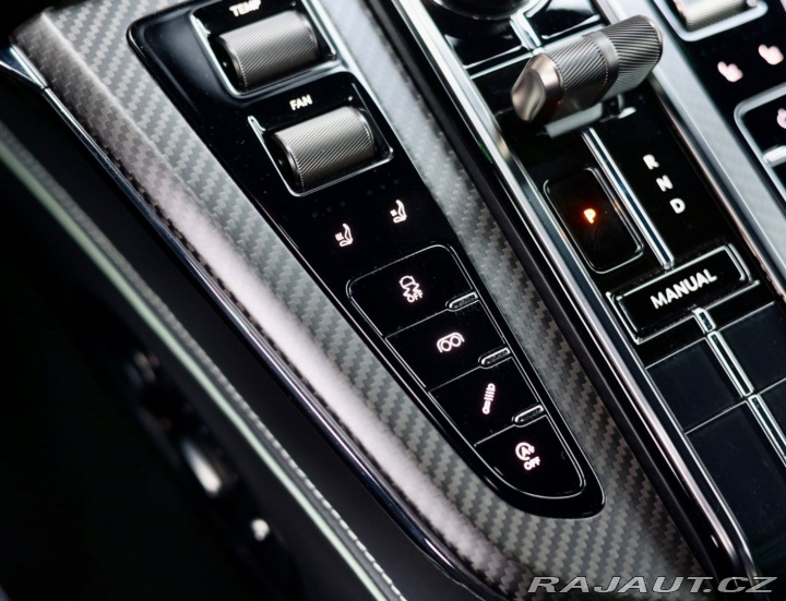 Aston Martin V8 Vantage | NaSklade - Malachite m 2024