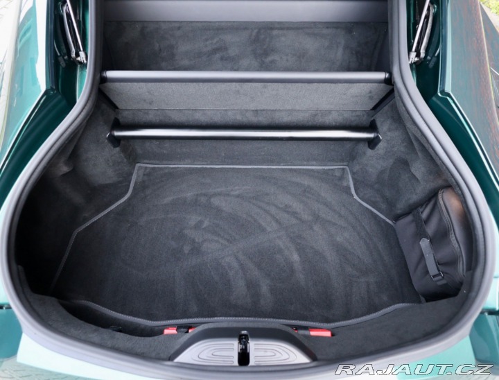 Aston Martin V8 Vantage | NaSklade - Malachite m 2024