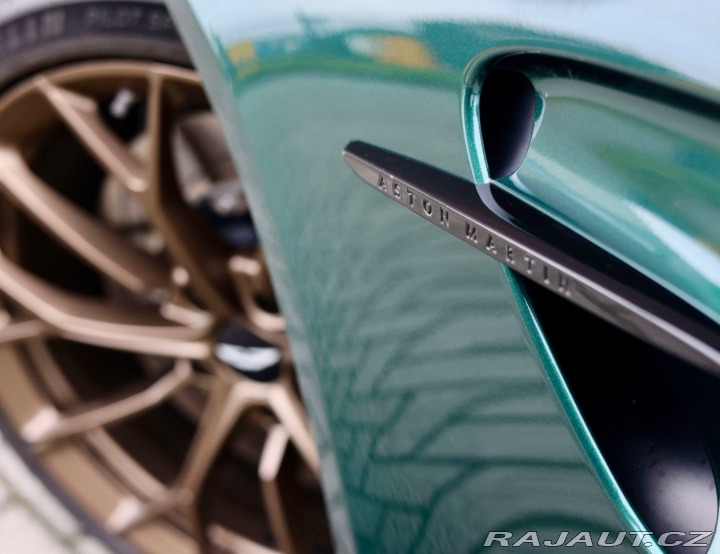 Aston Martin V8 Vantage | NaSklade - Malachite m 2024