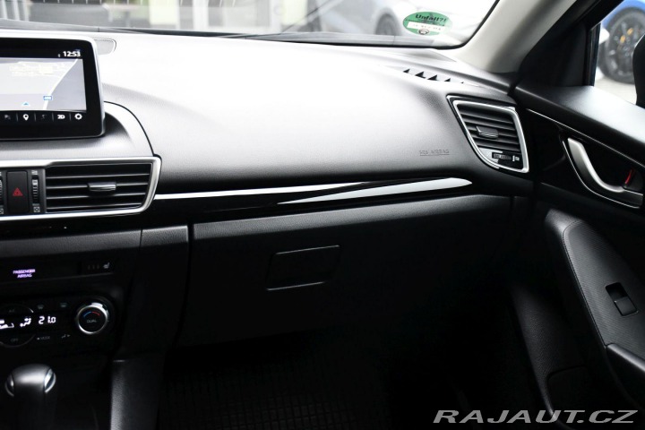 Mazda 3 G120 AUTOMAT LED VYHREV Z 2015