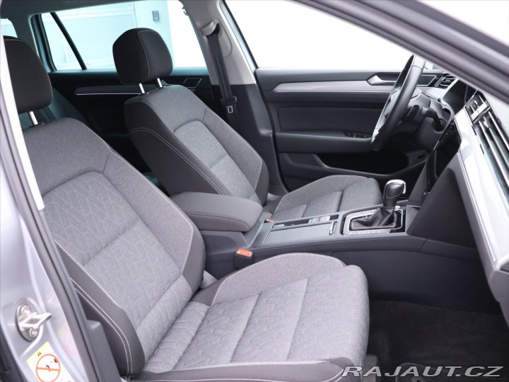 Volkswagen Passat 2,0 TDI DSG IQ Light 1.Ma 2022