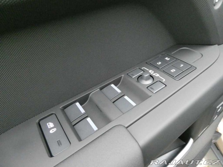 Land Rover Defender 110 3,0 X-Dynamic SE D250 2026