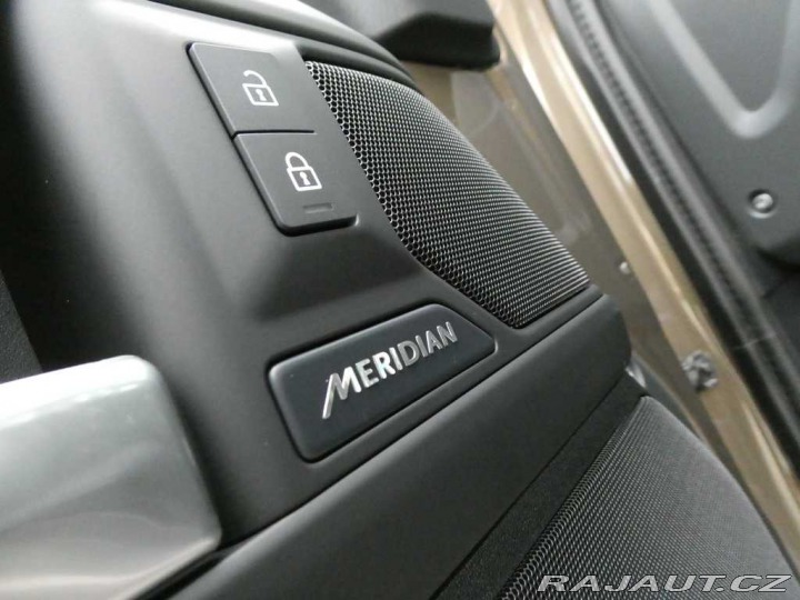 Land Rover Defender 110 3,0 X-Dynamic SE D250 2026