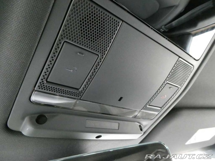 Land Rover Defender 110 3,0 X-Dynamic SE D250 2026