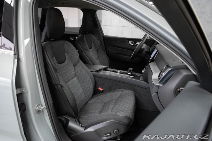 Volvo XC60 B4 AWD CORE* REZERVACE* 2023