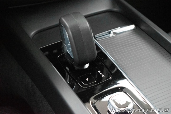 Volvo XC60 B4 AWD CORE* REZERVACE* 2023