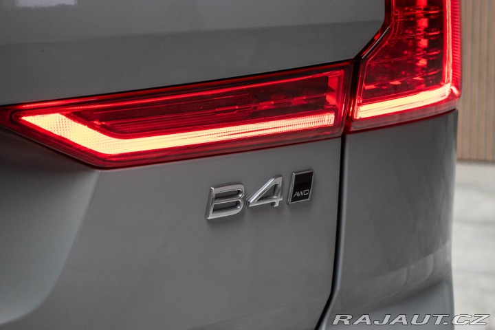 Volvo XC60 B4 AWD CORE* REZERVACE* 2023