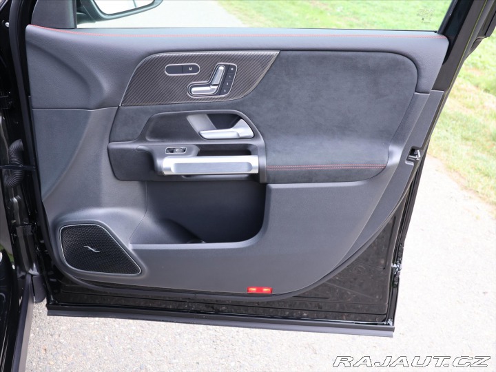 Mercedes-Benz GLB 2,0 220 4MATIC AMG Premiu 2025