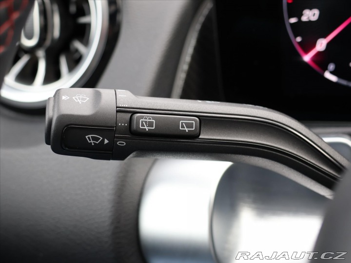 Mercedes-Benz GLB 2,0 220 4MATIC AMG Premiu 2025