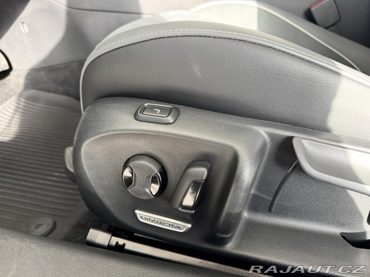 Volkswagen Passat 1,5 eTSI DSG*Masáž*REZERV 2024