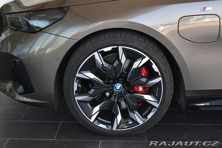 BMW 5 550e xDrive 2024