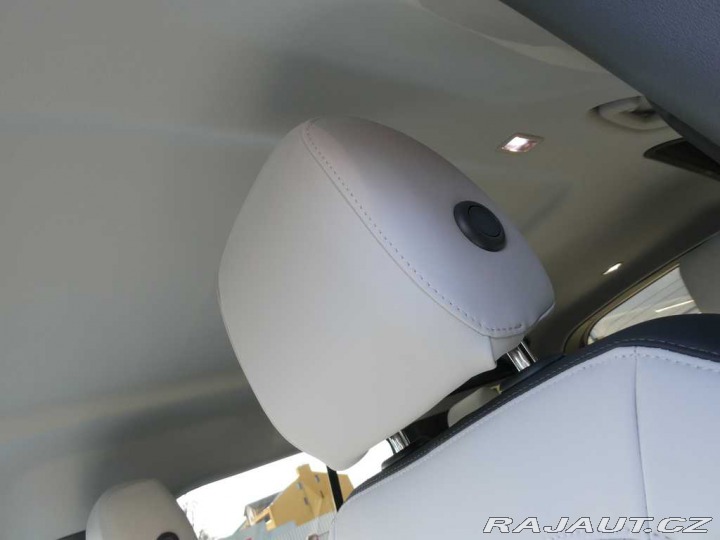 Land Rover Defender 110 3,0 X-Dynamic SE D250 2026