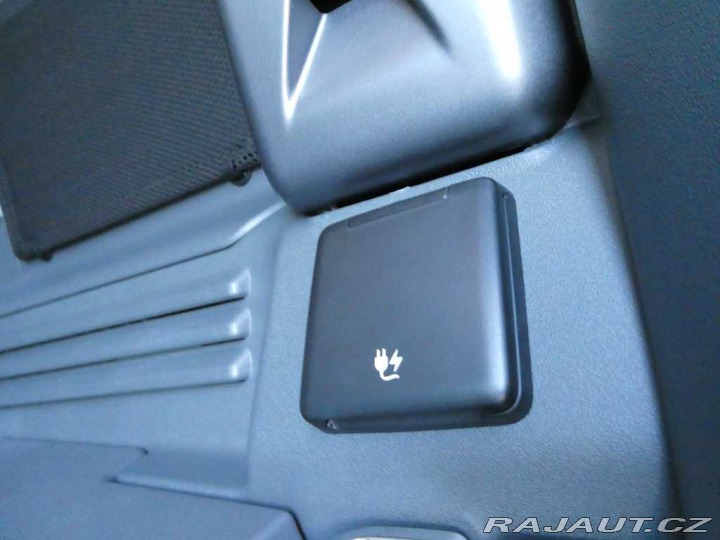 Land Rover Defender 110 3,0 X-Dynamic SE D250 2026