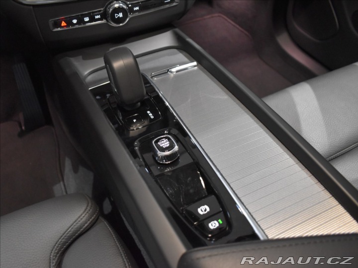 Volvo XC60 2,0 B5 AWD PLUS ,Bezklíč 2025