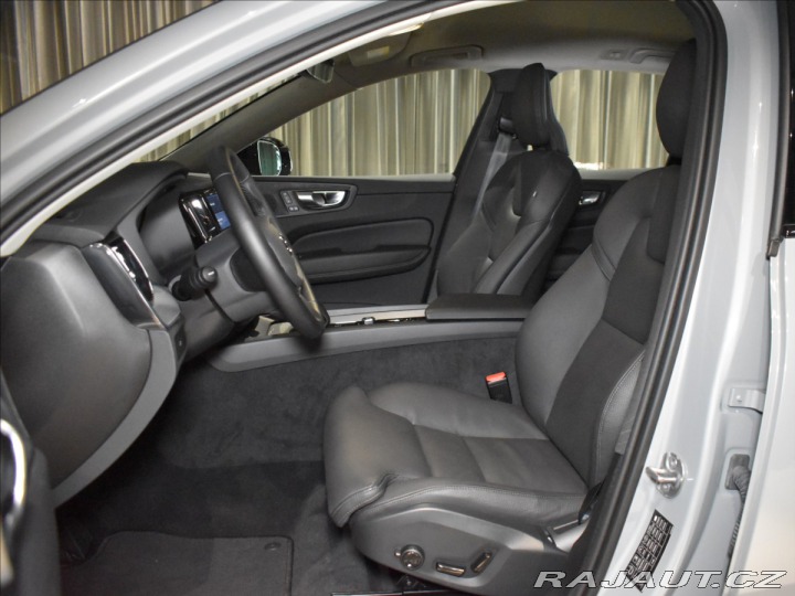 Volvo XC60 2,0 B5 AWD PLUS ,Bezklíč 2025