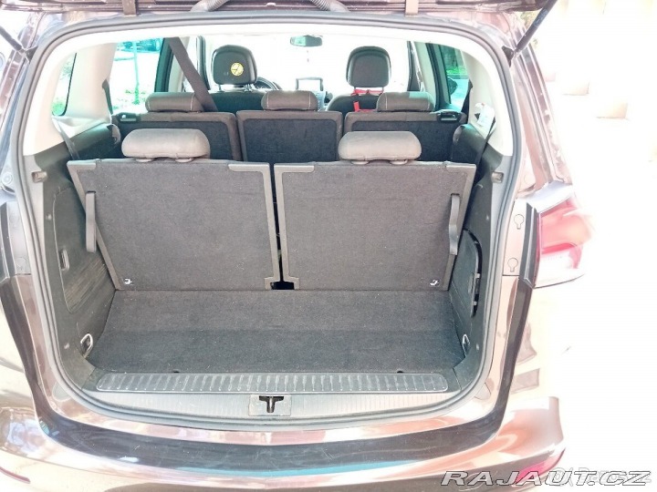 Opel Zafira 2,0   96kw 7 míst 288 000 2012