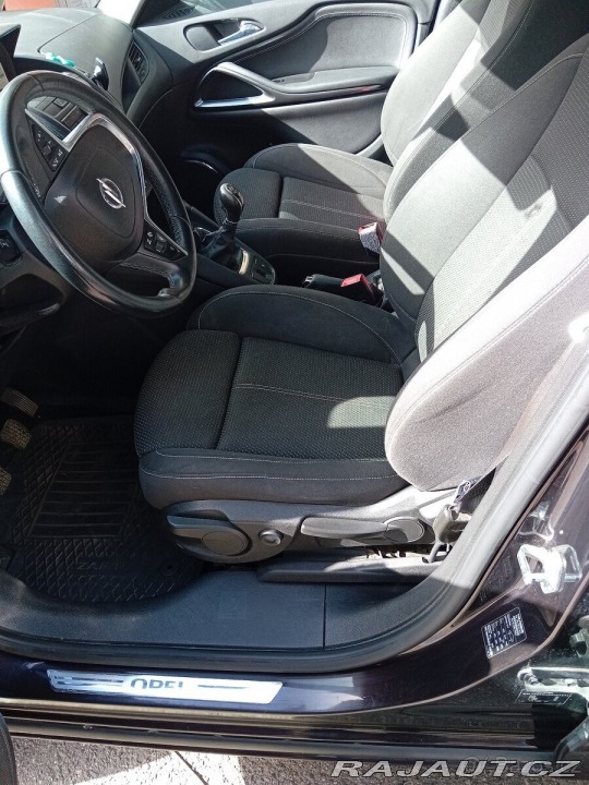 Opel Zafira 2,0   96kw 7 míst 288 000 2012