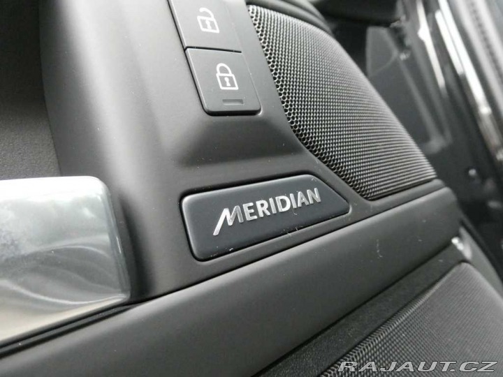 Land Rover Defender 110 3,0 X-Dynamic SE D250 2025