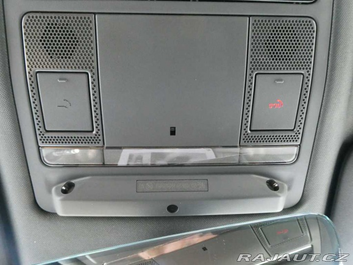 Land Rover Defender 110 3,0 X-Dynamic SE D250 2025