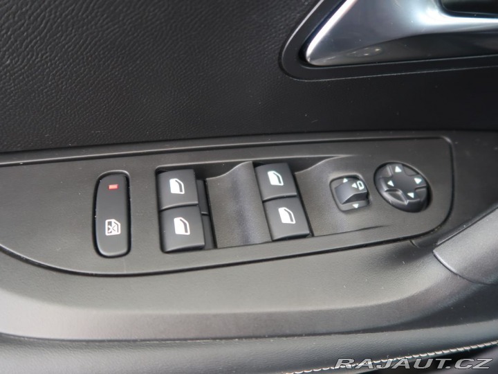 Peugeot 2008 1.2PureTech,74kW,ALLURE,M 1800