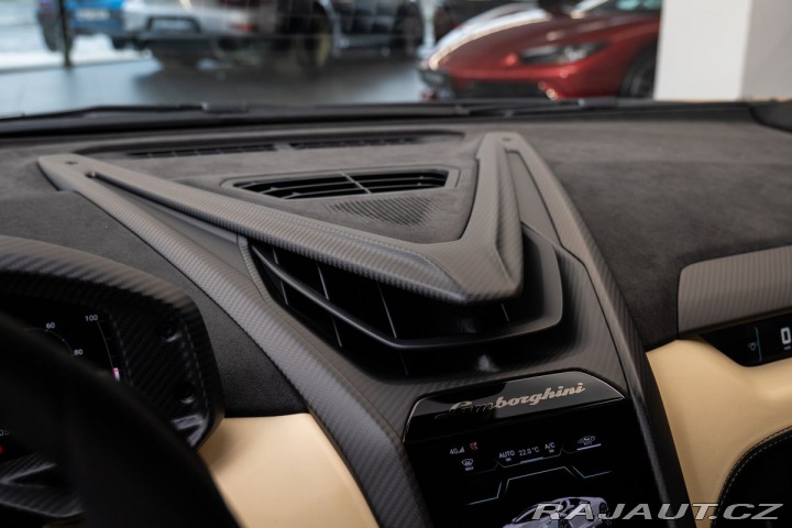 Lamborghini Revuelto  2024