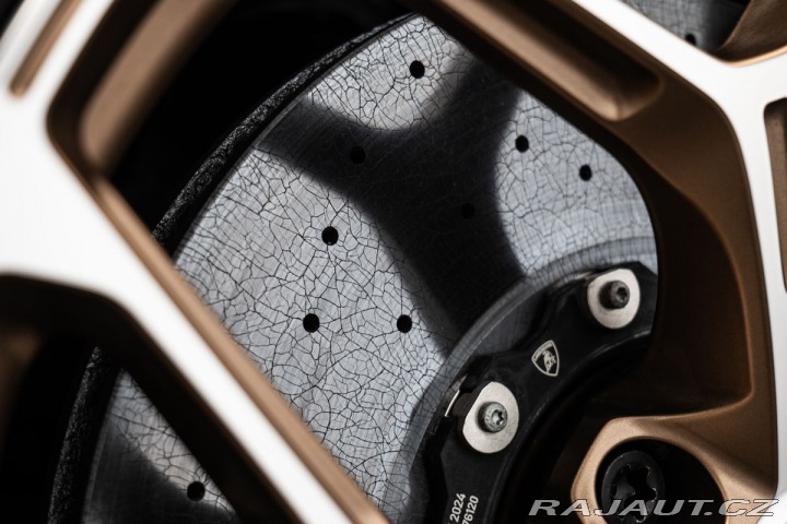 Lamborghini Revuelto  2024