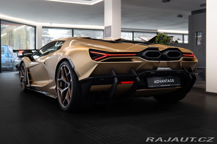 Lamborghini Revuelto  2024