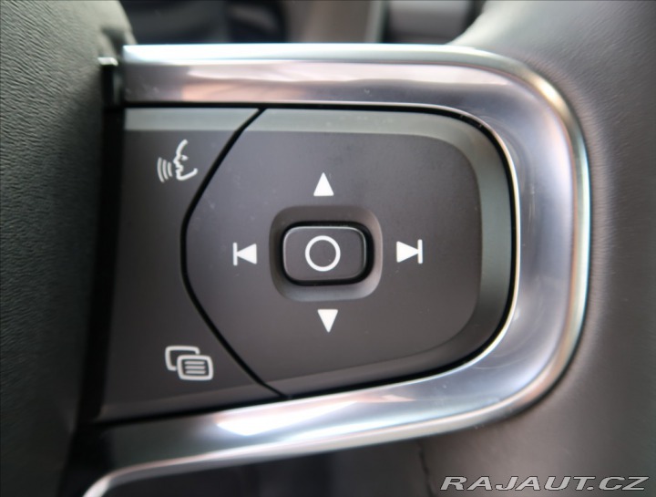 Volvo XC40 2,0 B3 AUT Plus Dark 2024