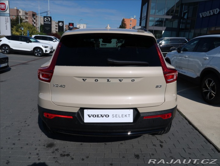 Volvo XC40 2,0 B3 AUT Plus Dark 2024