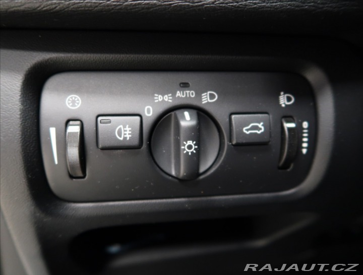 Volvo V40 2,0 D AUT NEZ. TOPENÍ 2017