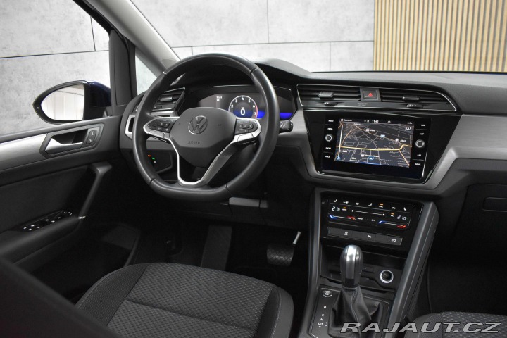 Volkswagen Touran 1.5 TSI DSG*7.MÍST*DPH*ČR 2023