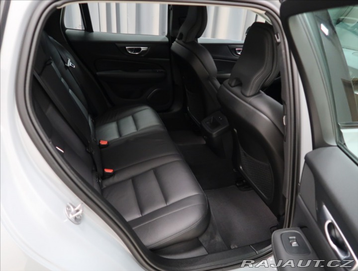 Volvo V60 2,0 B4 AUT PLUS 2025