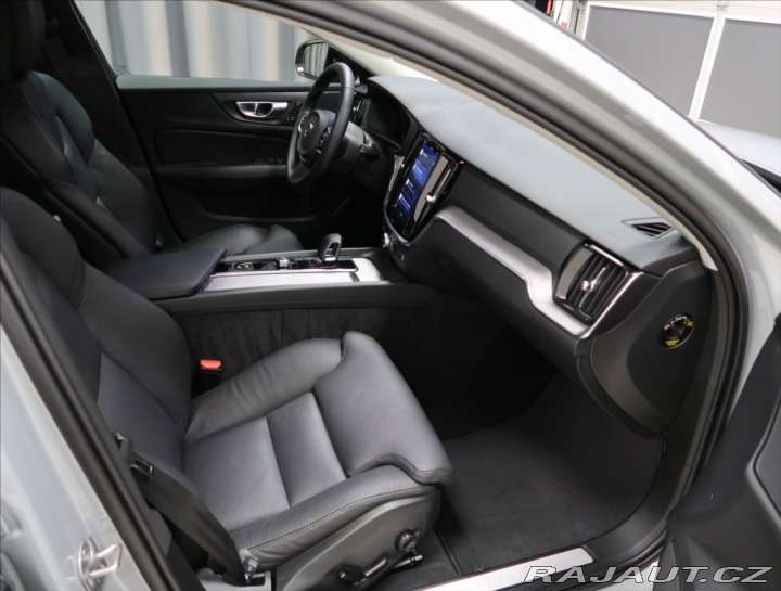 Volvo V60 2,0 B4 AT PLUS NAVI KAMER 2025