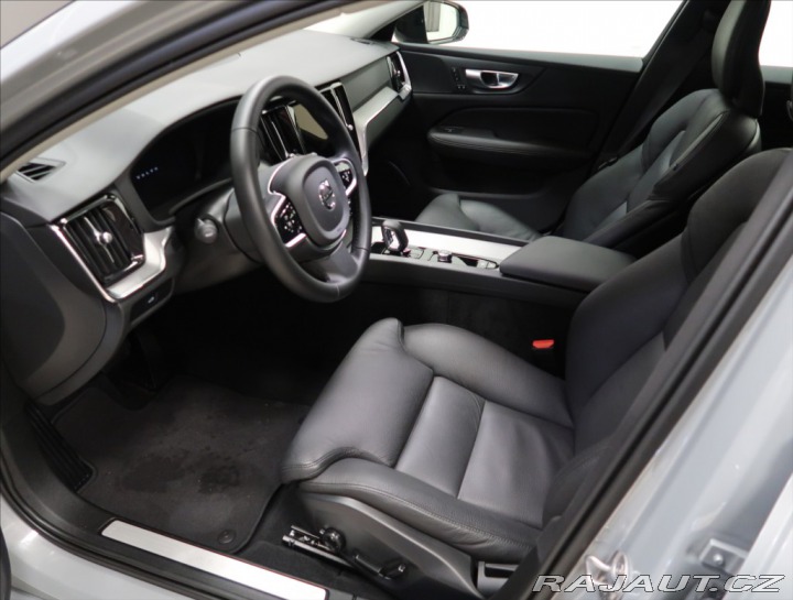 Volvo V60 2,0 B4 AT PLUS NAVI KAMER 2025