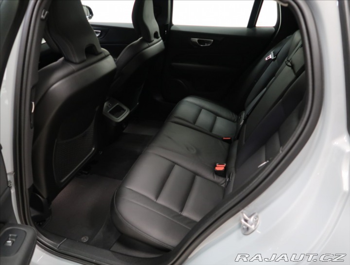 Volvo V60 2,0 B4 AT PLUS NAVI KAMER 2025