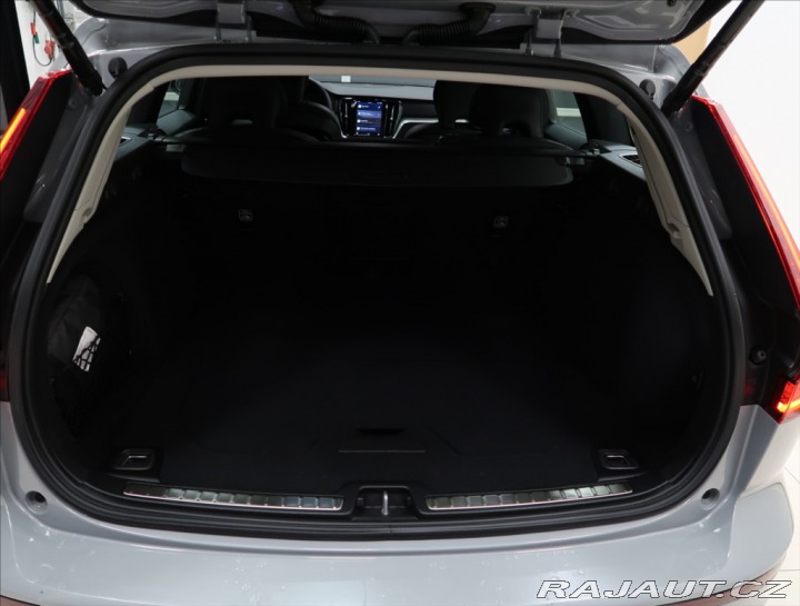 Volvo V60 2,0 B4 AUT PLUS 2025