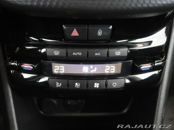 Peugeot 2008 1.2PureTech,CZ,1Maj,Manuá 2017