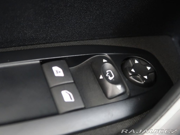 Peugeot 2008 1.2PureTech,CZ,1Maj,Manuá 2017