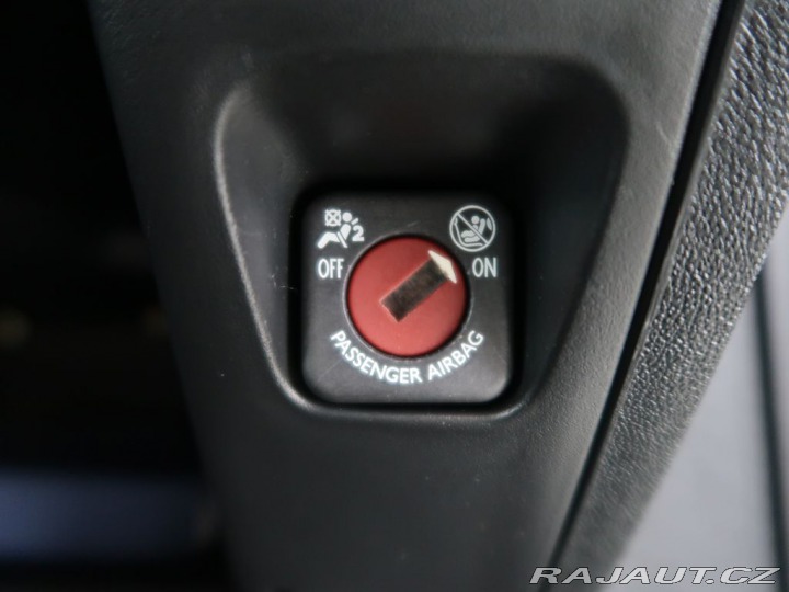 Peugeot 2008 1.2PureTech,CZ,1Maj,Manuá 2017