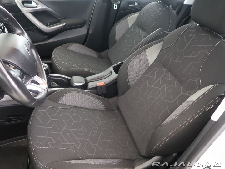 Peugeot 2008 1.2PureTech,CZ,1Maj,Manuá 2017